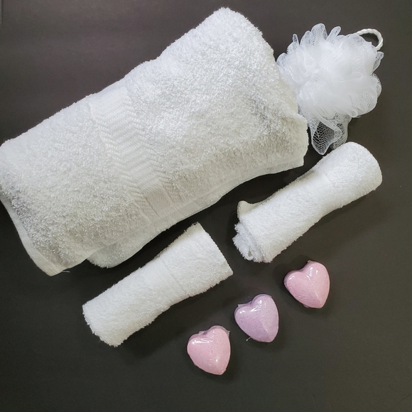 Mainstays Other - Bath set- bath towel, two washcloths and three heart shaped bath bombs NWT